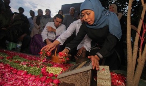 Gubernur Jawa Timur Terpilih Khofifah Indar Parawansa (kanan) didampingi keluarga berziarah ke makam suaminya di komplek makam Islam Wonocolo, Surabaya, Jawa Timur, Selasa (12/2/2019). Sehari menjelang pelantikannya sebagai Gubernur Jawa Timur Periode 2019-2024 Khofifah bersama keluarga menyempatkan diri untuk berziarah ke makam suami, orang tua dan keluarga lainnya. 