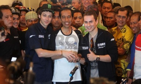  Gubernur Joko Widodo (tengah), berjabat tangan dengan Pembalap MotoGP Jorge Lorenzo (kanan), dan Valentino Rossi memberi keterangan kepada wartawan saat tiba di Balai Kota, Jakarta, Jumat (17/1). (Republika/Yasin Habibi)