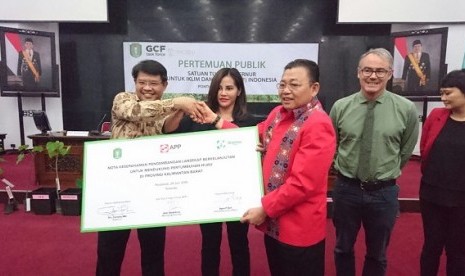 Gubernur Kalimantan Barat pada Rabu (29/6) menandatangani nota kesepahaman dengan Asia Pulp & Paper Group (APP) dan Yayasan Belantara.