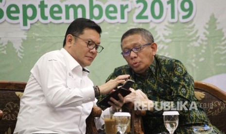 Gubernur Kalimantan Barat Sutarmidji (kanan) berbincang dengan Kepala Badan Restorasi Gambut (BRG) Nazir Foead (kiri) di sela Rapat Koordinasi Penguatan Penanggulangan Kebakaran pada Lahan Gambut di Pontianak, Kalimantan Barat, Kamis (26/9/2019).