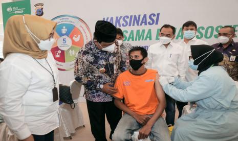 Gubernur Kalimantan Sealatan, H Sahbirin Noor mengapresiasi dan berterima kasih kepada jajaran Badan Penyelanggaran Jaminan Sosial Ketenagakerjaan (BP Jamsostek) yang membantu pemerintah daerah dalam penanggulangan penyebaran Covid-19 melalui program vaksinasi  massal.