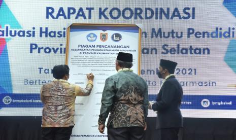 Gubernur Kalimantan Selatan Dr (HC) H Sahbirin Noor dianugerahi penghargaan sebagai kepala daerah peduli peningkatan mutu pendidikan. Kali ini Paman Birin sapaan akrabnya dinobatkan sebagai Kepala Daerah Pemerhati Program Sekolah Penggerak dari Lembaga Penjaminan Mutu Pendidikan (LPMP) Kalimantan Selatan. 