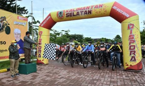 Gubernur Kalimantan Selatan Dr (HC) H Sahbirin Noor lepas peserta gowes dalam rangka peringati HUT KORPRI ke 50, di siring Nol Kilometer, Jl Jenderal Sudirman Banjarmasin, Ahad (5/12) pagi. 