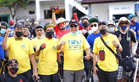 Gubernur Kalimantan Selatan Dr (HC) H Sahbirin Noor melepas kegiatan Last Sunday Ride 2021 di halaman Kantor Walikota Banjarmasin, Ahad (26/12) pagi.