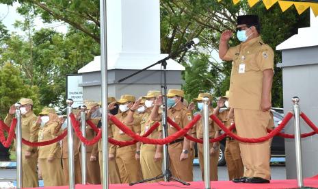 Gubernur Kalimantan Selatan Dr (HC) H Sahbirin Noor menekankan pentingnya memelihara semangat kebersamaan dan peningkatan kompetensi kinerja dalam mewujudkan visi dan misi daerah. Hal itu disampaikan Paman Birin sapaan akrabnya saat memberikan sambutan pada apel gabungan di jajaran Pemprov Kalsel, Senin (6/12).