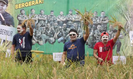 Gubernur Kalimantan Selatan, DR (HC) H Sahbirin Noor mengungkapkan salut atas kinerja Dinas Tanaman Pangan dan Hortikultura ( TPH) Kalsel atas pencapaian  perluasan tanam dan panen padi.  Salah satunya gelar panen padi terbaru adalah di kawasan Desa Kiram Kecamatan Karang Intan atau lebih dikenal dengan nama Alam Roh 88, Selasa (28/12).