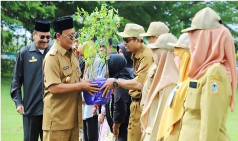 Gubernur Kalimantan Selatan H. Sahbirin Noor atau akrab disapa Paman Birin membagikan 10 ribu bibit cabai.