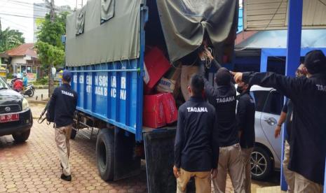 Gubernur Kalimantan Selatan, H Sahbirin Noor atau Paman Birin bergerak cepat untuk membantu masyarakat terdampak banjir di Kabupaten Tanah Laut (Tala). Paman Birin menginstruksikan seluruh SKPD terkait untuk segera memetakan wilayah wilayah terdampak banjir di Banua, sekaligus memberikan bantuan logistik atau peralatan lain yang menjadi kebutuhan masyarakat korban banjir.