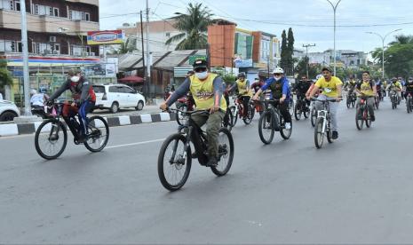 Gubernur Kalimantan Selatan H Sahbirin Noor bersepeda (gowes)  bersama  seluruh Kepala SKPD mengelilingi Kota Banjarmasin, Jumat (1/10) pagi. Dimulai dari Mahligai Pancasila, Paman Birin serta rombongan bersepeda melintasi beberapa ruas jalan, antara lain jalan  S Parman menuju Jl H Hasan Basri, kemudian melalui Jembatan Sei Alalak, Trans Kalimantan, Jalan Cemara. 