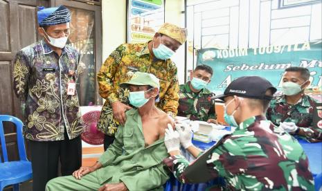 Gubernur Kalimantan Selatan H Sahbirin Noor didampingi Ketua TP PKK Kalsel, Hj Raudatul Jannah Sahbirin, meninjau kegiatan Vaksinasi Covid-19 Bergerak di Desa Tanjung Dewa Kecamatan Panyipatan Kabupaten Tanah Laut (Tala) yang melayani sekitar 1.000 warga pada Sabtu pagi (8/4/2022).