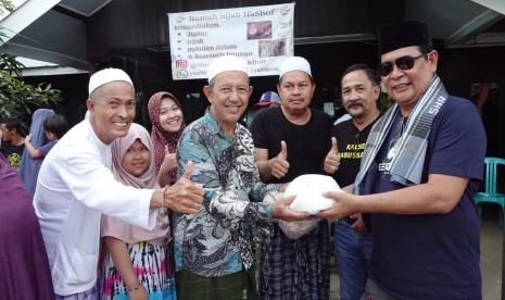 Gubernur Kalimantan Selatan H Sahbirin Noor melakukan aksi nyata membantu  masyarakat terdampak banjir, di beberapa desa Kabupaten Banjar. Gubernur akrab disapa Paman Birin ini kembali membagikan bantuan  kepada masyarakat terdampak banjir.