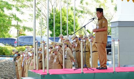 Gubernur Kalimantan Selatan H Sahbirin Noor melantunkan Shalawat Nabi Muhammad SAW,  saat menjadi pembina apel gabungan ASN di lingkungan Pemprov Kalsel, Banjarrbaru Senin (4/4/2022) pagi.