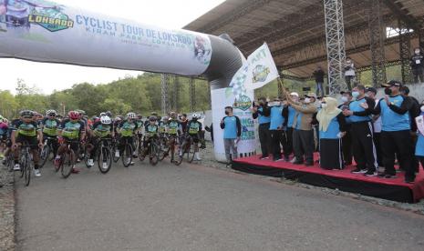 Gubernur Kalimantan Selatan H Sahbirin Noor melepas peserta Tour de Loksado 2021 di Kiram Park, Banjar, Sabtu (16/10) pagi. Menempuh lebih kurang 150 Km para peserta akan mengayuh sepedanya melintasi bentang Geopark Meratus.