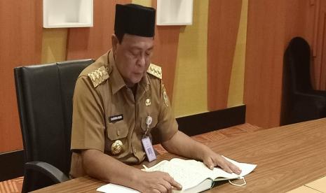 Gubernur Kalimantan Selatan H Sahbirin Noor membacakan Surah Ad Dhuha secara virtual menandai dibukanya Khataman Alquran siswa SMAN, SMKN, dan SLBN se-Kabupaten Barito Kuala yang berlangsung di Mesjid Agung Al Anwar Marabahan, Selasa (22/03/2022).