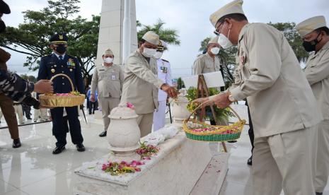 Gubernur Kalimantan Selatan H. Sahbirin Noor pimpin ziarah rombongan ke makam pahlawan nasional Brigjen TNI H. Hasan Basry di Liang Anggang, Banjarbaru pada Selasa (17/5/2022).