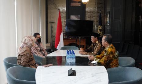 Gubernur Kalimantan Selatan H Sahbirin Noor saat memaparkan potensi dan unggulan kepariwisataan Kalsel, saat melakukan audiensi dengan Menteri Pariwisata dan Ekonomi Kreatif/Kepala Badan Pariwisata dan Ekonomi Kreatif, Sandiaga Salahuddin Uno, di Kantor Kemenparekraf Jakarta, Rabu (18/5/2022).