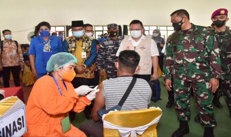 Gubernur Kalimantan Selatan H Sahbirin Noor saat mendampingi KASAl Laksamana TNI Yudo Margono meninjau vaksinasi massal di Batu Ampar, Kecamatan Kelumpang Hilir, Kabupaten Kotabaru, Jumat (17/9).