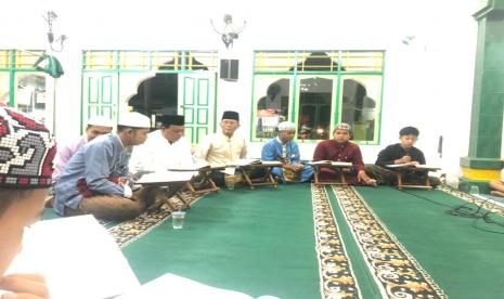 Gubernur Kalimantan Selatan (Kalsel) Sahbirin Noor atau akrab disapa Paman Birin, melakukan tadarusan Alquran bersama masyarakat pada hari pertama Bulan suci Ramadhan 1443 Hijriah, Ahad (3/4/2022) malam di Martapura Kabupaten Banjar. 