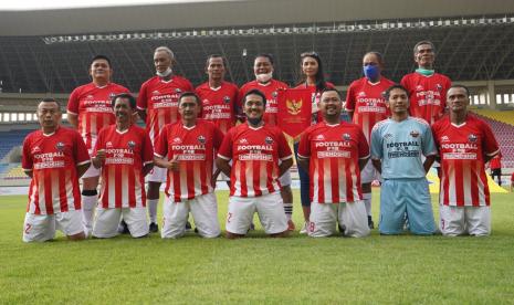 Gubernur Kalimantan Selatan (Kalsel) Sahbirin Noor atau Paman Birin mengapresiasi sambutan hangat Wali Kota Surakarta Gibran Rakabuming kepada dirinya bersama para pemain legenda Timnas dalam pertandingan sepakbola eksebisi dalam rangka peringatan Hari Pers Nasional (HPN) 2022 di Stadion Manahan Solo, Jawa Tengah, Sabtu (12/2/2022) petang.