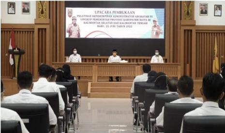 Gubernur Kalimantan Selatan (Kalsel) Sahbirin Noor buka Pelatihan Kepemimpinan Administrator Angkatan VI Lingkup Pemerintah Provinsi Kabupaten Kota di Kalimantan Selatan dan Kalimantan Tengah, Rabu (22/6/2022).