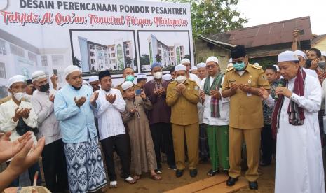  Gubernur Kalimantan Selatan (Kalsel), Sahbirin Noor, meletakkan batu pertama pembangunan Pondok Pesantren Tahfidz Alquran Tanwirul Furqan, Senin (27/12), di Desa Indra Sari Martapura Kabupaten Banjar. 