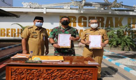 Gubernur Kalimantan Selatan (Kalsel) Sahbirin Noor menyaksikan langsung penandatangan serah terima Pekerjaan Karya Bhakti TNI antara Korem 101 Antasari dengan Dinas Pemberdayaan Masyarakat Desa (PMD) Provinsi Kalsel, Senin (31/1/2022). 