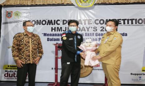 Gubernur Kalimantan Selatan (Kalsel), Sahbirin Noor, yang diwakili Sekretaris Daerah Provinsi Kalimantan Selatan (Kalsel), Roy Rizali Anwar,  membuka secara resmi Economic Debate Competition (EDC) Season 5 Sekolah Tinggi Ilmu Ekonomi Indonesia (STIEI) Banjarmasin. 