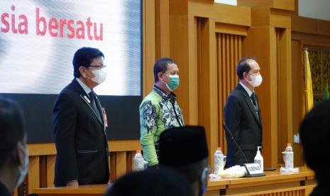 Gubernur Kalimantan Selatan mengingatkan para ASN di jajarannya untuk lebih responsif dan peka terhadap setiap perubahan. Pesan penting Paman Birin, sapaan akrab Gubernur Kalsel itu disampaikan dalam sambutan tertulis dibacakan Asisten II Bidang Perekonomian dan Pembangunan Sekda Kalsel, Syaiful Azhari, pada Penutupan Diklatpim Administrator, di lingkungan Pemprov Kalsel, Kamis (23/9).