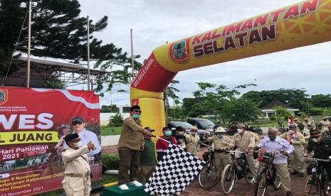 Gubernur Kalimantan Selatan, Sahbirin Noor atau Paman Birin mengajak segenap komponen masyarakat untuk melestarikan olahraga bernilai sejarah kepahlawanan. Hal itu disampaikan saat melepas peserta Gowes Ontel Joeang dalam rangka memperingati Hari Pahlawan, pada Sabtu (13/11) pagi. 