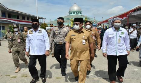  Gubernur Kalimantan Selatan Sahbirin Noor, Ketua DPRD, Kapolda, Danrem 101 Antasari, Danlanud, Danlanal, Wakapolda Kalsel meninjau langsung pelaksanaan Vaksinasi Merdeka.  Kolaborasi penanggulangan covid 19 di Kalimantan Selatan terintegrasi secara lintas unsur.