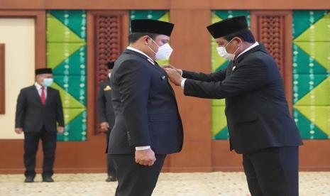  Gubernur Kalimantan Selatan Sahbirin Noor menyematkan secara simbolis tanda kehormatan Satyalancana Karya Satya kepada Pengawai Negeri Sipil di lingkungan Pemprov Kalsel yang telah mengabdi selama 10, 30 dan 30 tahun.