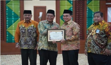 Gubernur Kalimantan Selatan Sahbirin Noor menyerahkan Daftar Isian Pelaksanaan Anggaran (DIPA) dan Buku Alokasi Transfer ke Daerah (TKD) tahun anggaran 2023 kepada kementerian/lembaga dan kabupaten/kota se Kalimantan Selatan dengan total Rp 31,38 triliun di Gedung Idham Chalid, Banjarbaru, Rabu (7/12/2022).