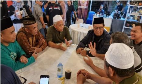 Gubernur Kalimantan Selatan, Sahbirin Noor saat Investment Gathering Pojok Kopi dalam rangka Gerakan Nasional Bangga Buatan Indonesia Tahun 2022 di Kalimantan Selatan di Taman Siring 0 Km. Jumat, (22/7/2022) malam.