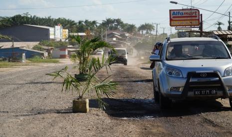 Gubernur Kalimantan Tengah H. Sugianto Sabran meminta pemerintah pusat melalui kementerian terkait, untuk memperhatikan aspirasi masyarakat di daerah, untuk perbaikan infrastruktur jalan yang sudah sangat memprihatinkan.