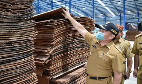 Gubernur Kalimantan Tengah, H Sugianto Sabran menginginkan agar industri lokal di Kalimantan Tengah (Kalteng) dapat lebih berperan aktif dalam pengelolaan kekayaan Sumber Daya Alam (SDA). 