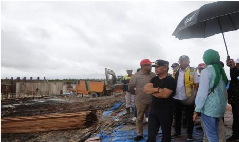 Gubernur Kalimantan Tengah H. Sugianto Sabran meninjau infrastruktur irigasi Food Estate di Kecamatan Dadahup Kabupaten Kapuas.