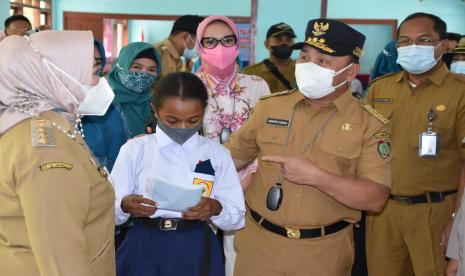 Gubernur Kalimantan Tengah (Kalteng) H Sugianto Sabran beserta Ketua TP-PKK Prov Kalteng Ivo Sugianto Sabran meninjau langsung pelaksanaan vaksinasi massal bagi Pelajar dan masyarakat umum di SMP Negeri 1 Pangkalan Benteng, Kabupaten Kotawaringin Barat, Selasa (12/10). 