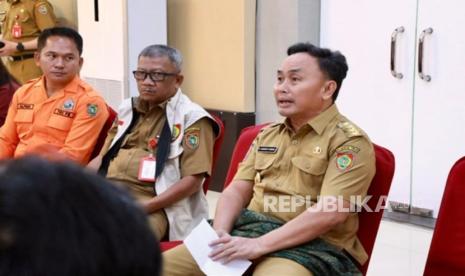 Gubernur Kalimantan Tengah (Kalteng) H. Sugianto Sabran didampingi Sekda Prov. Kalteng H. M. Katma F. Dirun melepas pemberangkatan tim dan bantuan logistik tahap dua untuk masyarakat terdampak banjir di Kabupaten Murung Raya, bertempat di halaman Kantor Gubernur Kalteng, Senin (21/10/2024).