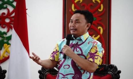 Gubernur Kalimantan Tengah (Kalteng) H. Sugianto Sabran mengutarakan keinginannya agar anak-anak yang berada di wilayah pedalaman merasakan bangku kuliah hingga selesai. Saat ini menurut dia, Pemerintah Provinsi (Pemprov) Kalteng sedang mencari solusi untuk membantu anak-anak SMA yang ingin melanjutkan ke Perguruan Tinggi melalui bantuan bidik misi Kalteng BERKAH.