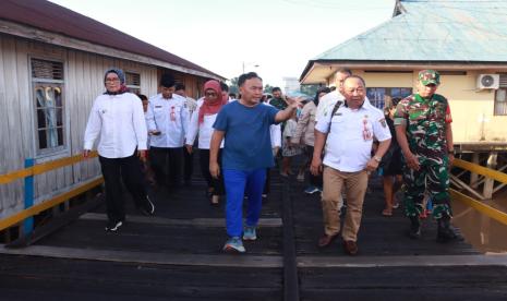 Gubernur Kalimantan Tengah (Kalteng) H Sugianto Sabran meninjau kondisi sampah di kawasan Kampung Puntun, Kota Palangka Raya, Rabu (13/11/2024).