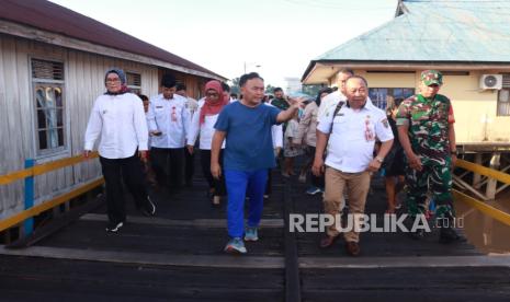 Gubernur Kalimantan Tengah (Kalteng) H Sugianto Sabran meninjau kondisi sampah di kawasan Kampung Puntun, Kota Palangka Raya, Rabu (13/11/2024). Gubernur H Sugianto Sabran mengutarakan bahwa pemantauan ini dilakukan untuk menindaklanjuti instruksi dari Wakil Presiden Republik Indonesia Gibran Rakabuming saat melakukan kunjungan kerja di Kalimantan Tengah beberapa waktu yang lalu untuk menjaga kebersihan lingkungan.