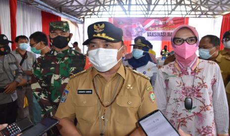 Gubernur Kalimantan Tengah (Kalteng) H Sugianto Sabran meninjau secara langsung pelaksanaan vaksinasi massal bagi pelajar dan masyarakat umum di SMP Negeri 1 Pangkalan Lada, Kabupaten Kotawaringin Barat, Selasa (12/10). 