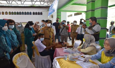 Gubernur Kalimantan Tengah (Kalteng) H Sugianto Sabran meninjau secara langsung pelaksanaan vaksinasi massal bagi pelajar dan masyarakat umum di SMP Negeri 1 Pangkalan Lada, Kabupaten Kotawaringin Barat, Selasa (12/10). 