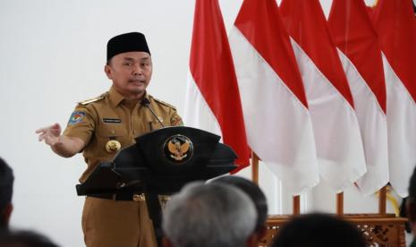 Gubernur Kalimantan Tengah (Kalteng) H. Sugianto Sabran menyerahkan Daftar Isian Pelaksanaan Anggaran (DIPA) dan Alokasi Transfer Ke Daerah (TKD) Tahun Anggaran 2024 di Provinsi dan Kabupaten/Kota se-Kalteng kepada Bupati, Pj. Bupati, dan Pj. Wali Kota maupun Kepala Instansi Vertikal dan Perangkat Daerah Provinsi, bertempat di Istana Isen Mulang, Jumat (1/12/2023).