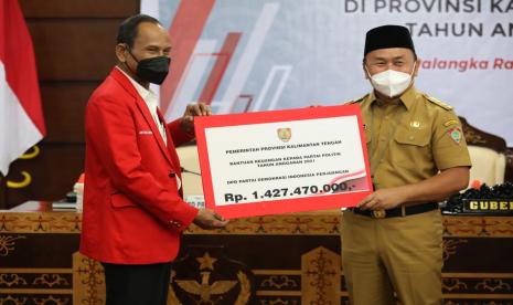 Gubernur Kalimantan Tengah (Kalteng) H Sugianto Sabran menyerahkan dan menyalurkan bantuan keuangan yang bersumber dari APBD Pemprov Kalteng kepada partai politik (Parpol)  bertempat di Aula Eka Hapakat, Kantor Gubernur Kalteng, Selasa (26/10).