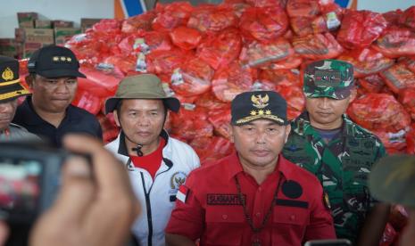 Gubernur Kalimantan Tengah (Kalteng) H. Sugianto Sabran pimpin Apel Gabungan dan Penyerahan Bantuan Sosial Pemprov Kalteng untuk Penanganan Bencana Banjir di Kabupaten Lamandau , bertempat di Gedung Serba Guna Sembaga Mas Nanga Bulik, Minggu (30/10/2022).