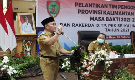  Gubernur Kalimantan Tengah (Kalteng) H Sugianto Sabran selaku Ketua Dewan Pembina TP-PKK Provinsi Kalteng melantik Keanggotaan Tim Penggerak PKK Provinsi Kalteng Masa Bakti 2021-2025 sekaligus membuka secara resmi Rapat Kerja Daerah IX TP-PKK se-Kalteng Tahun 2021, bertempat di Aula Jayang Tingang, Kantor Gubernur Kalteng, Selasa (26/10).