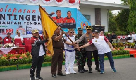 Gubernur Kalimantan Tengah (Kalteng) H. Sugianto Sabran melepas Kontingen Kalteng yang berlaga pada Pekan Olahraga Nasional (PON) ke-21 Tahun 2024 di Halaman Istana Isen Mulang Rujab Gubernur Kalteng.