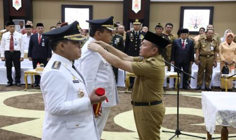 Gubernur Kalimantan Tengah (Kalteng) Sugianto Sabran atas nama Presiden RI melantik dan mengambil Sumpah Jabatan Penjabat (Pj) Bupati Barito Selatan dan Penjabat (Pj) Bupati Kotawaringin Barat serta Pelantikan Penjabat Ketua TP-PKK Kabupaten Barito Selatan dan Penjabat Kabupaten Kotawaringin Barat. 