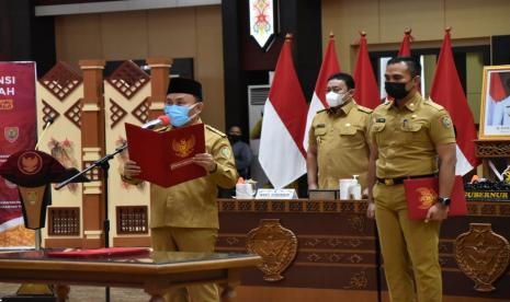 Gubernur Kalimantan Tengah (Kalteng) Sugianto Sabran melantik dan mengambil Sumpah Janji Jabatan Pejabat Pimpinan Tinggi Pratama, Pejabat Administrator dan Pejabat Fungsional di Lingkungan Pemprov Kalteng, bertempat di Aula Jayang Tingang, Kantor Gubernur Kalteng, Senin (30/11). 